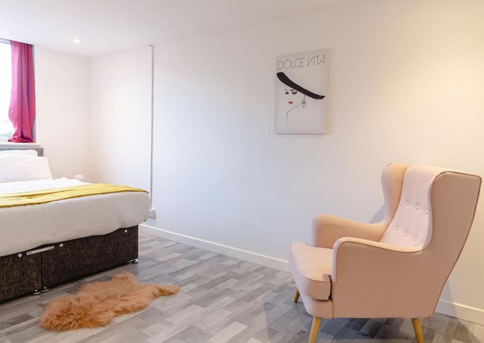 דירות לונדון 2 Bed With Free Parking מראה חיצוני תמונה